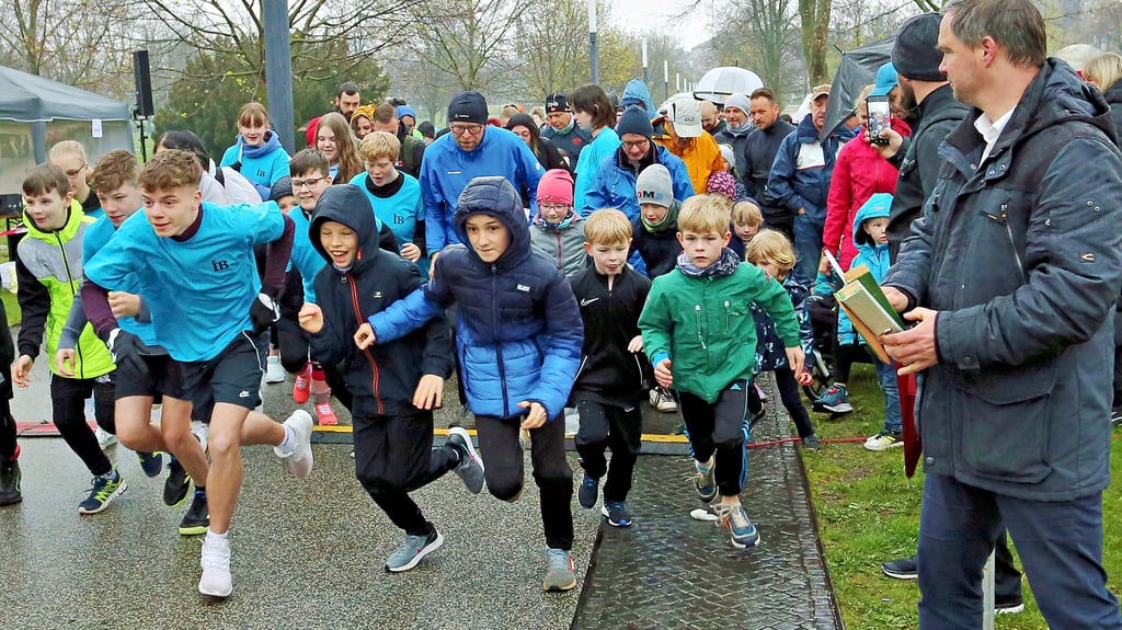 Auf die Plätze, fertig, los! OB Steffen Amme startet den Pokallauf der Grundschulen.