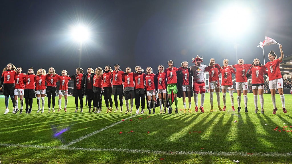 Gefeiert wird trotzdem: Die Fauen von RB Leipzig hüpfen mit ihren Fans.