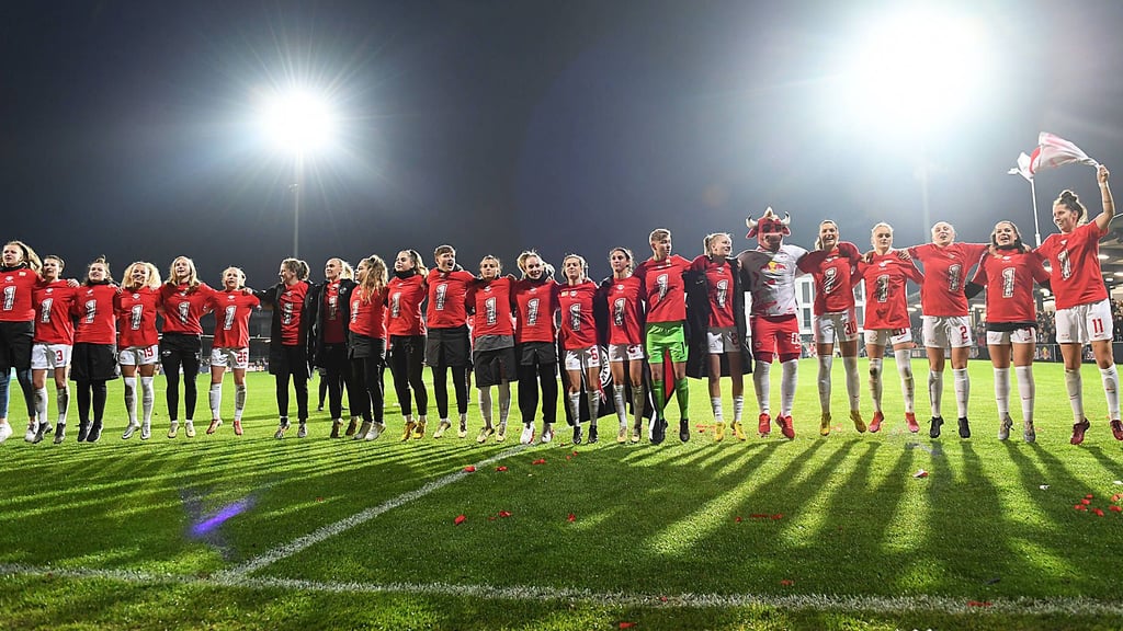 Gefeiert wird trotzdem: Die Fauen von RB Leipzig hüpfen mit ihren Fans.