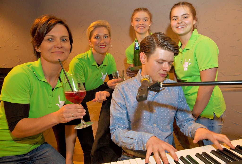 Im Jessener „Namenlos“ trug zur Kneipenmusiknacht am Samstagabend Musiker Karl-Peter Unkrodt zur Unterhaltung der Gäste bei.