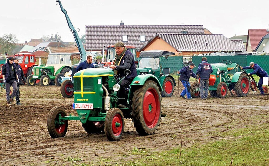 Auf einem Trecker mitfahren - auf diesem alten Deutz war das beim diesjährigen Schaupflügen möglich.