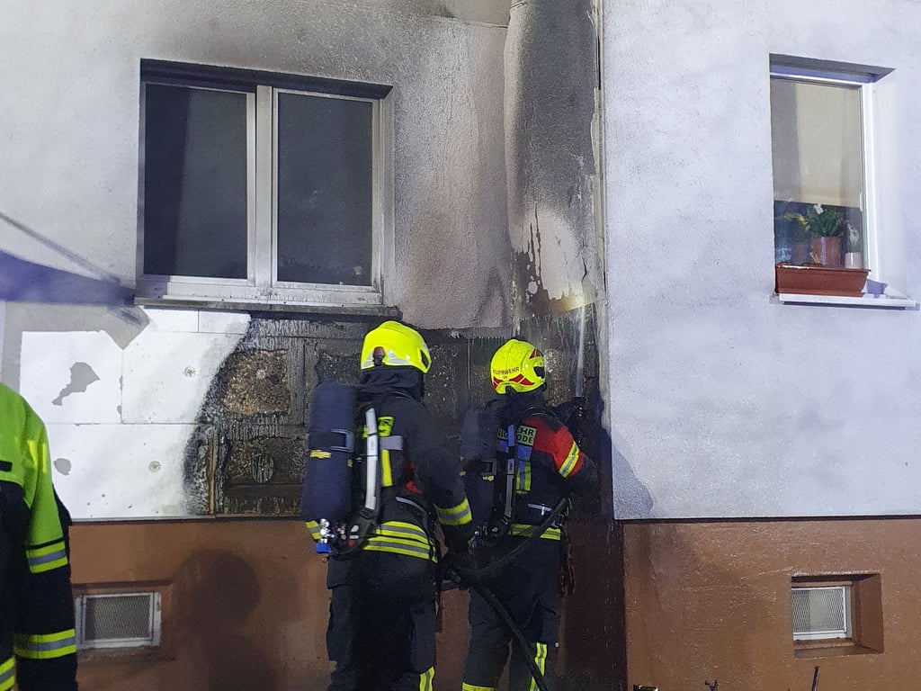 Der Brand eines Motorrollers griff auf das Wohnhaus über.