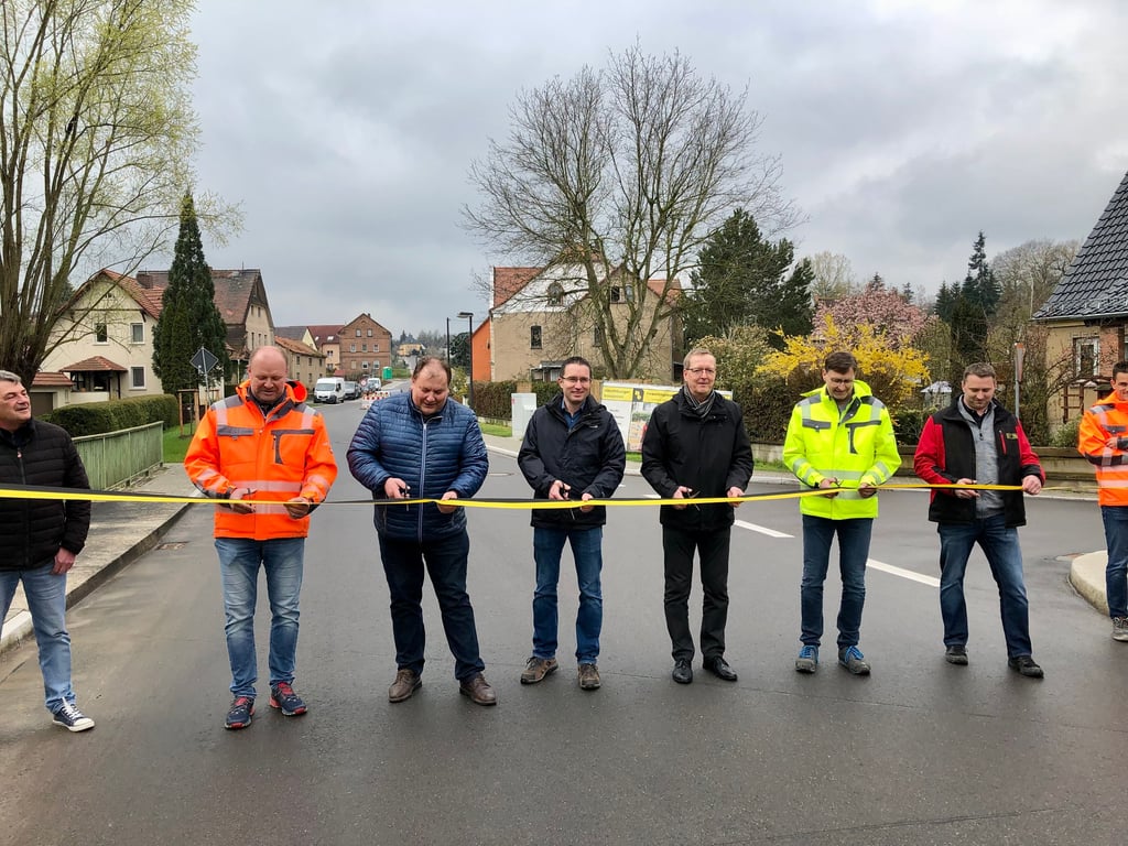 Freie Fahrt nach zwei Jahren Bauzeit in der Osterfelder Bahnhofstraße.   Am Montag wurde unter anderem von Osterfelds Bürgermeister Hans-Peter  Binder (2.v.l.)  das Band zerschnitten.