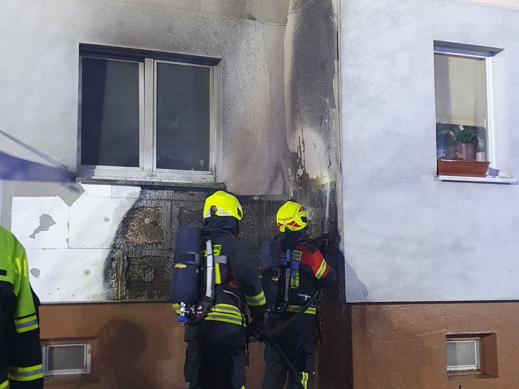 Der Brand einesMotorrollers griff auf ein Wohnhaus über. Die Polizei geht von Brandstiftung aus.