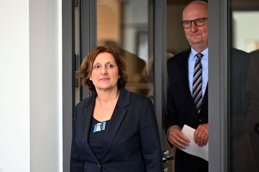 Britta Ernst (SPD), Bildungsministerin von Brandenburg, auf dem Weg zu einer Pressekonferenz in der Staatskanzlei Brandenburg.