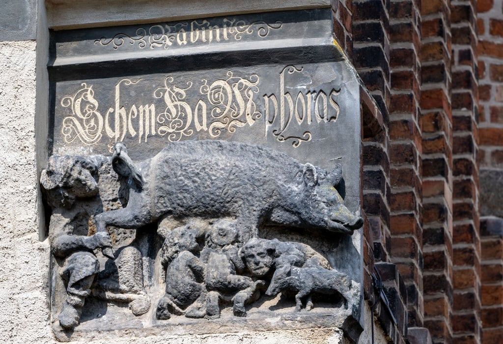 An der Stadtkirche ist eine als "Judensau" bezeichnete Schmähplastik zu sehen. Das Relief ist stark umstritten.