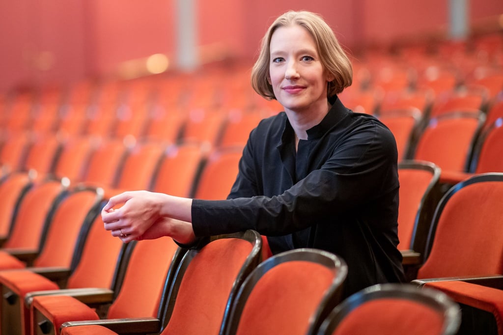Dirigentin Joana Mallwitz sitzt im Opernhaus des Staatstheaters Nürnberg.