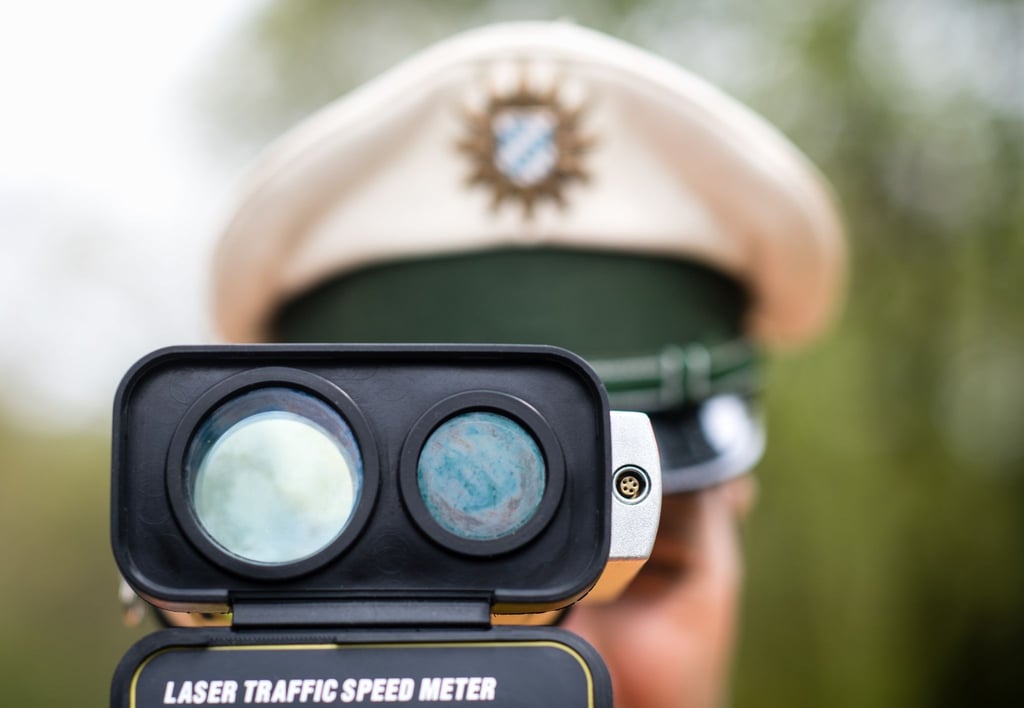 Tempoverstöße im Visier der Polizei: Was zu schnelles Fahren und andere Delikte kosten, lässt sich auch anhand eines Online-Rechners prüfen.