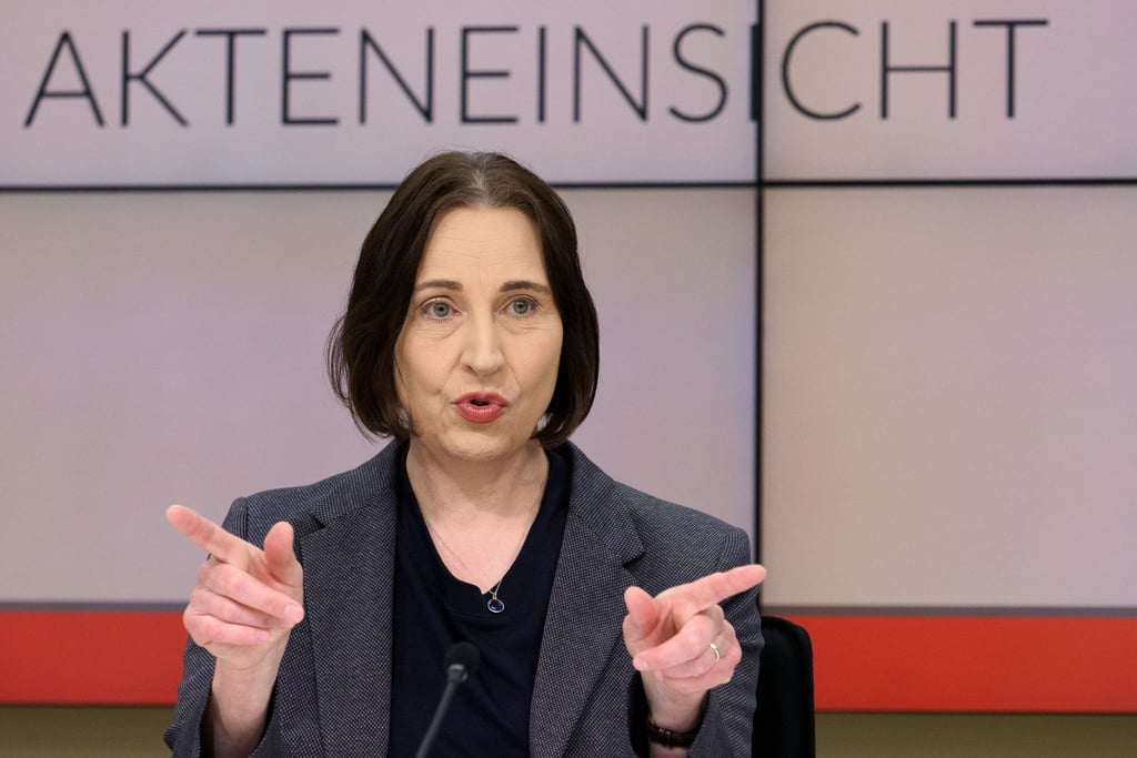 Dagmar Hartge, Landesbeauftragte für Datenschutz und Akteneinsicht, stellt während einer Pressekonferenz einen Tätigkeitsbericht vor.