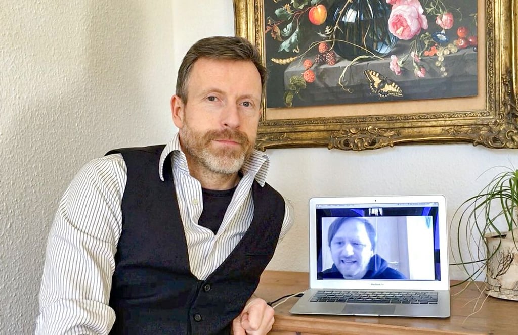 Thomas Wiesenberg (links) hier mit Schauspielkollege Tobias Hübsch, über den Laptop zugeschaltet.