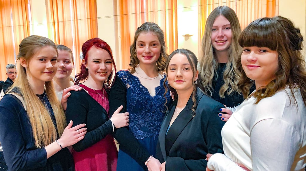 Maja (16), Hanna (14), Annemarie (17), Elenor (14), Amy (15), Lucy (14) und Leonie (14, v.l.) von der Sekundarschule Querfurt feiern im Kulturhaus Obhausen ihre Jugendweihe.