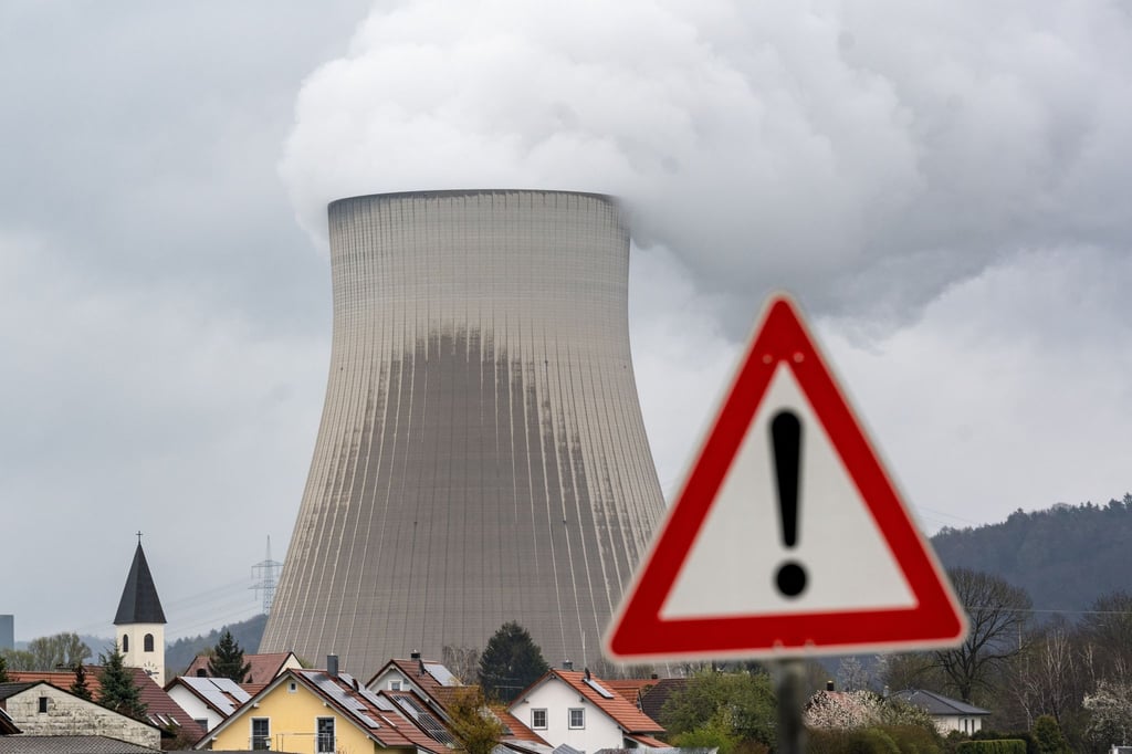 Ein Warnschild vor dem Kernkraftwerk Isar 2.