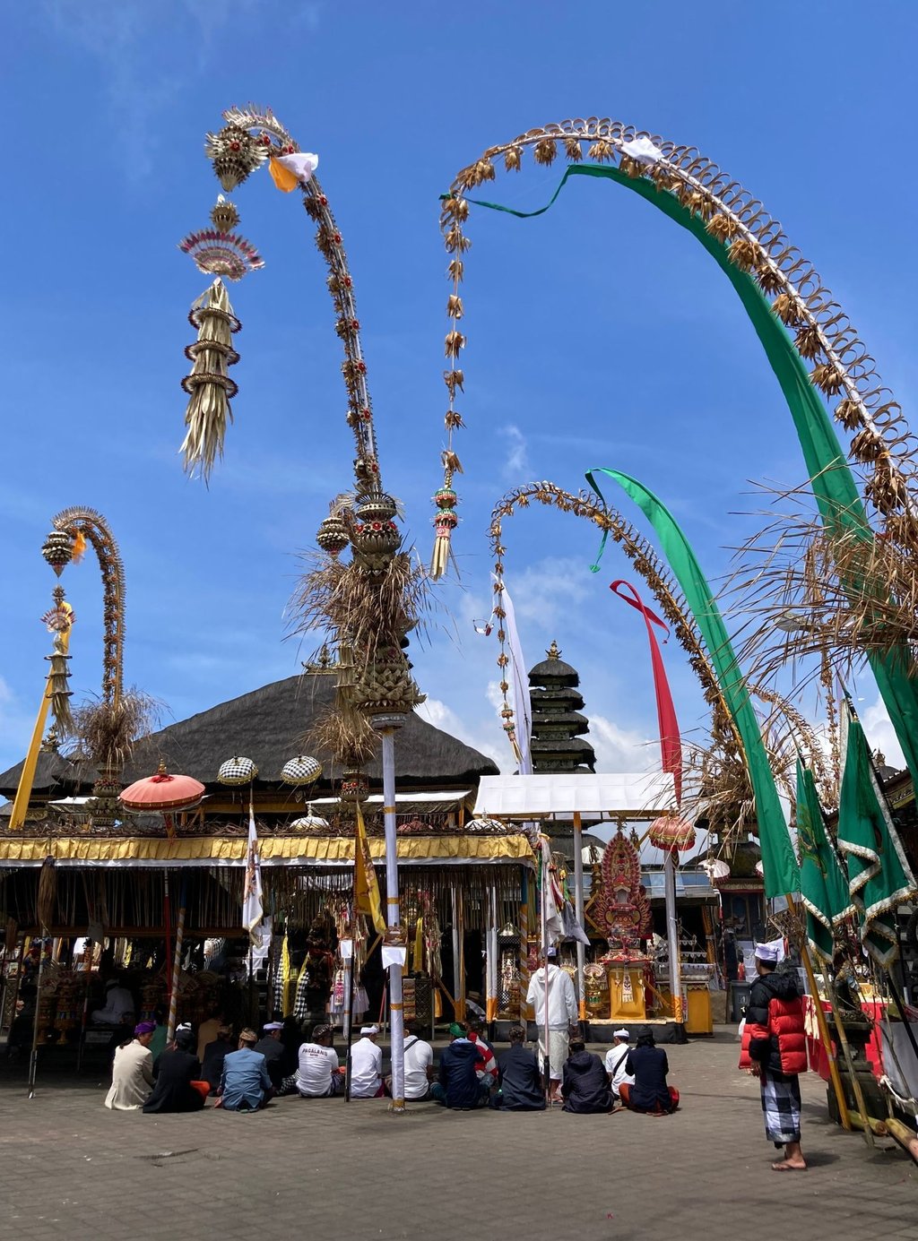 In den vergangenen Wochen kam es auf Bali gleich mehrmals vor, dass sich Touristen an heiligen Orten respektlos verhalten haben. Die Regionalregierung plant nun einen speziellen Reiseführer für gutes Benehmen.
