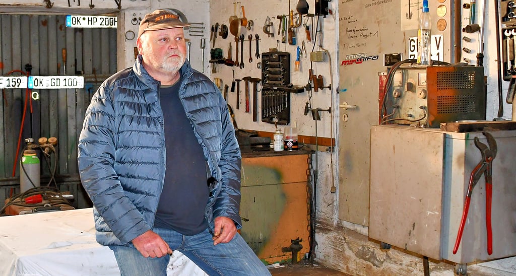 Rüdiger Franz sitzt fassungslos in seiner Garage. Diebe klauten sieben DDR-Motorräder.