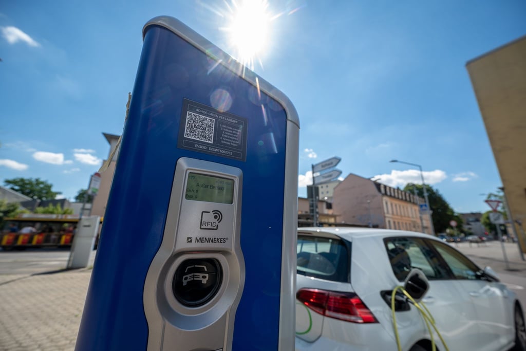 Umgewöhnung: Für Neulinge kann das Laden eines E-Autos zunächst die ein oder andere Frage aufwerfen.