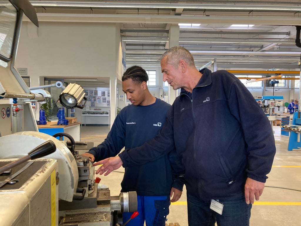 Arbeit an der Drehbank: Azubi Samson Tesfaye (links) und Ausbildungsleiter Dirk Simon