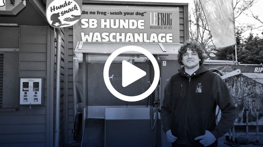 Tim Liesegang hat die SB-Hundewaschanlage zum Le Frog in Magdeburg geholt. Direkt daneben hängt ein Snackautomat mit dem passenden Futter für die Vierbeiner.