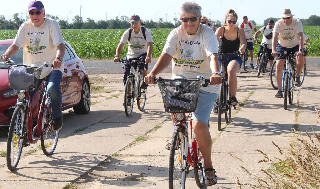 Zur Tour de Börde 2022 hatten sich Radler aus Ackendorf und Rottmersleben zu einer Gruppe vereint, um nach Bebertal zu fahren. Das „Wir“ als Tourmotto hatte also schon am Start begonnen.