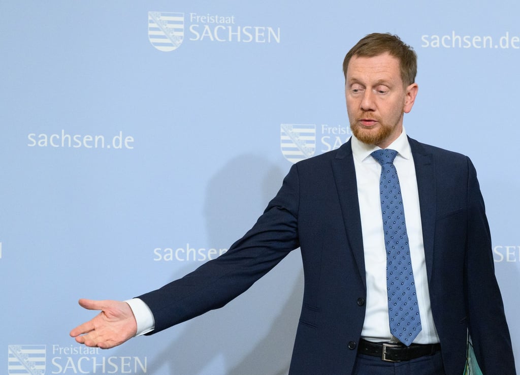 Michael Kretschmer (CDU), Ministerpräsident von Sachsen, gestikuliert vor Beginn des Pressestatements.