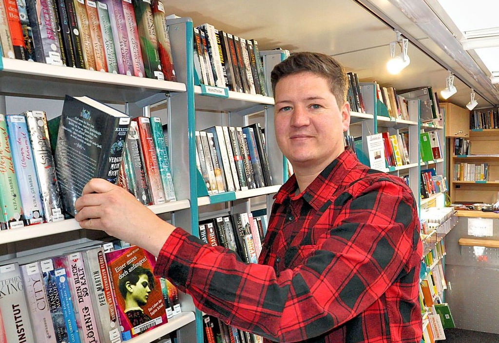 Sascha Steinig-Pinnecke leitet die Fahrbibliothek seit dem Jahr 2016. 16 verschiedene Routen werden gefahren.