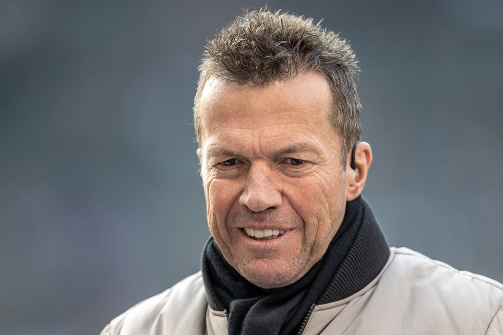 Lothar Matthäus spricht als Fußballexperte im Interview vor Beginn des Spiels.