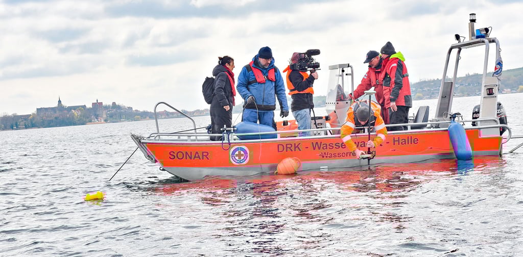 Expedition nach Malandis – das interessiert auch ein regionales Kamerateam, das zu den Forschern ins Boot steigt.