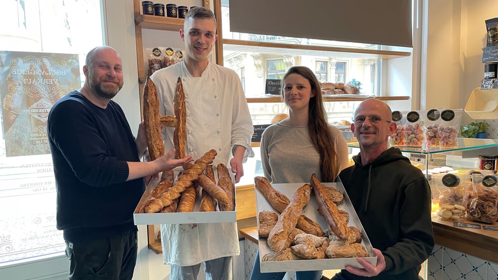 Mit Leidenschaft bei der Sache: Die Inhaber Konrad Paulus Sonnenburg (links) und Anna Krischer präsentieren mit Bäckermeister Robert Schlegel (2. von links) und Konditormeister Hans Breuning die neuen Wittekind-Baguettes.