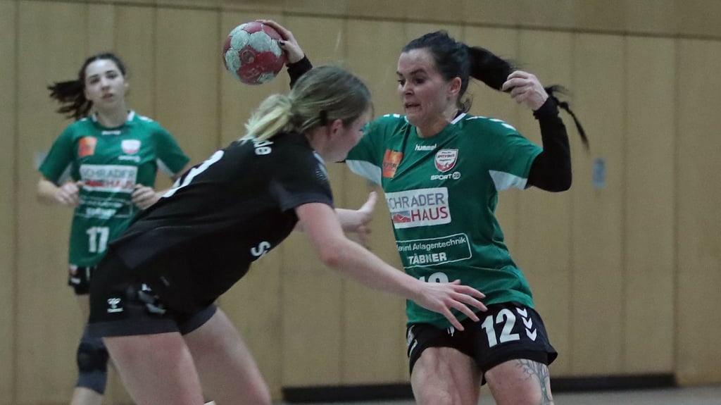 Jenny Friese (r.) muss mit dem BSV 93 auf einen Ausrustcher des Jessener SV hoffen, um die Chance auf den Aufstieg zu haben.