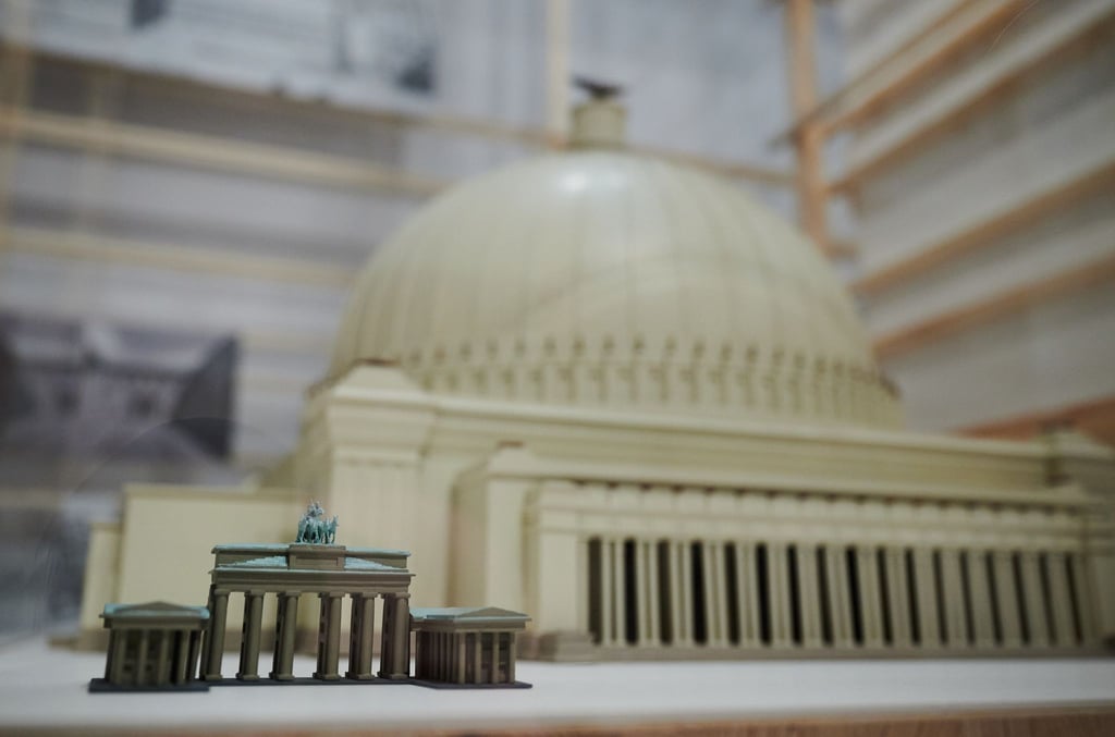 Größenvergleich: Das Model des Deutschen Pavillons (Internationale Wasser-Ausstellung in Lüttich, 1939) hinter einem Model des Brandenburger Tores.