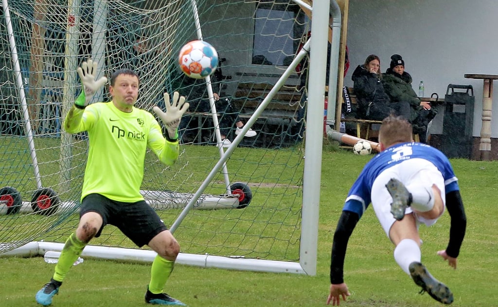 SVG-Torhüter Stefan Beelitz konnte hier den Flugkopfball des Roßlauers parieren. Doch in der Folge war er dreimal machtlos. Seine Mannschaft unterlag trotz 2:1-Führung am Ende mit 2:3.