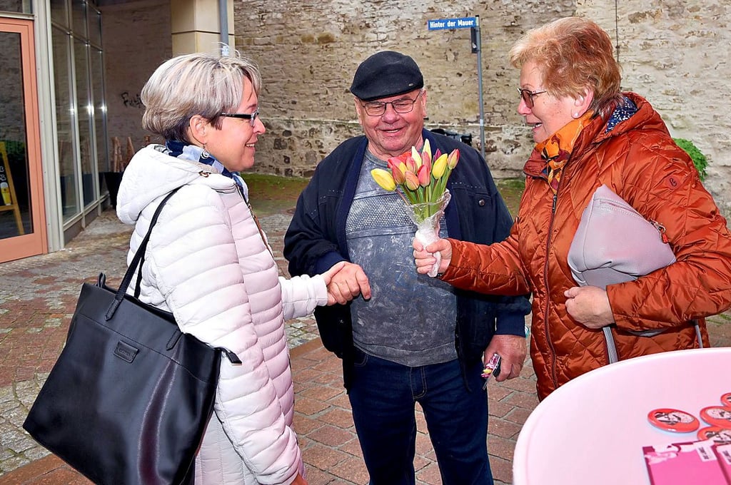 Freitag am Infostand gab es Blumen für Christina Buchheim .