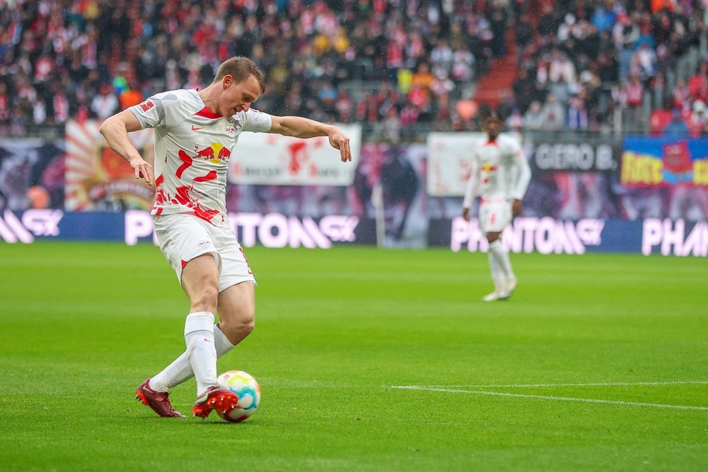 Leipzigs Spieler Lukas Klostermann am Ball.
