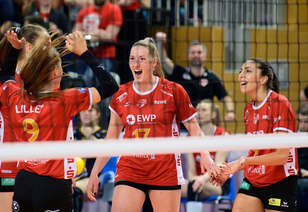 Potsdams Madison Lilley, Laura Emonts und Konstantina Vlachaki jubeln über einen Punktgewinn.