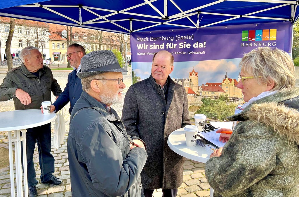 Bernburgs Oberbürgermeisterin Silvia Ristow (r.) beantwortet gemeinsam mit ihren Dezernenten auf dem Karlsplatz Fragen der Bürger.