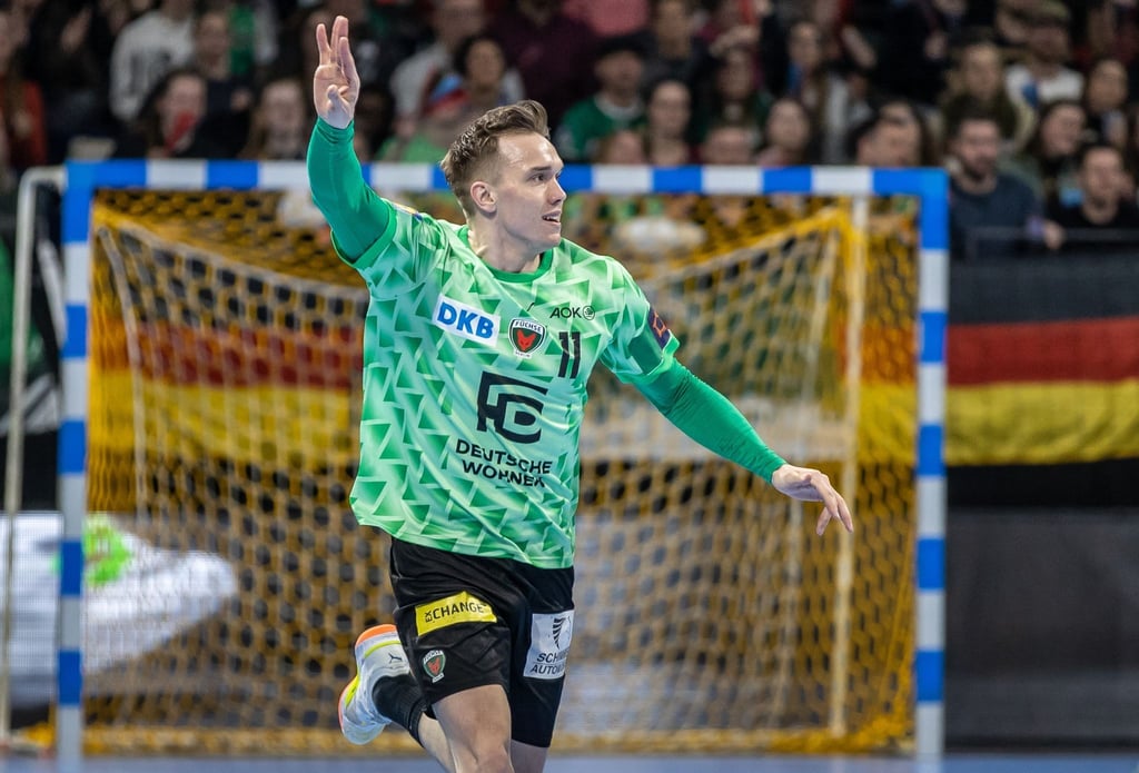 Füchse-Profi Lasse Andersson jubelt nach einem Abschluss.