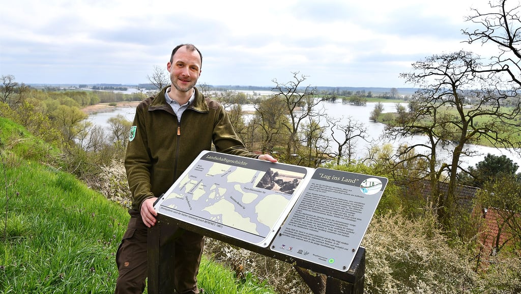 Einen herrlichen Blick auf die Havellandschaft bietet der „Lug ins Land“ am Weinberg in Havelberg. Dort führt der Auenpfad entlang, der künftig auf acht Kilometern auch durch die Hansestadt gehen soll, berichtet Fachbereichsleiter Philipp Ritzmann.
