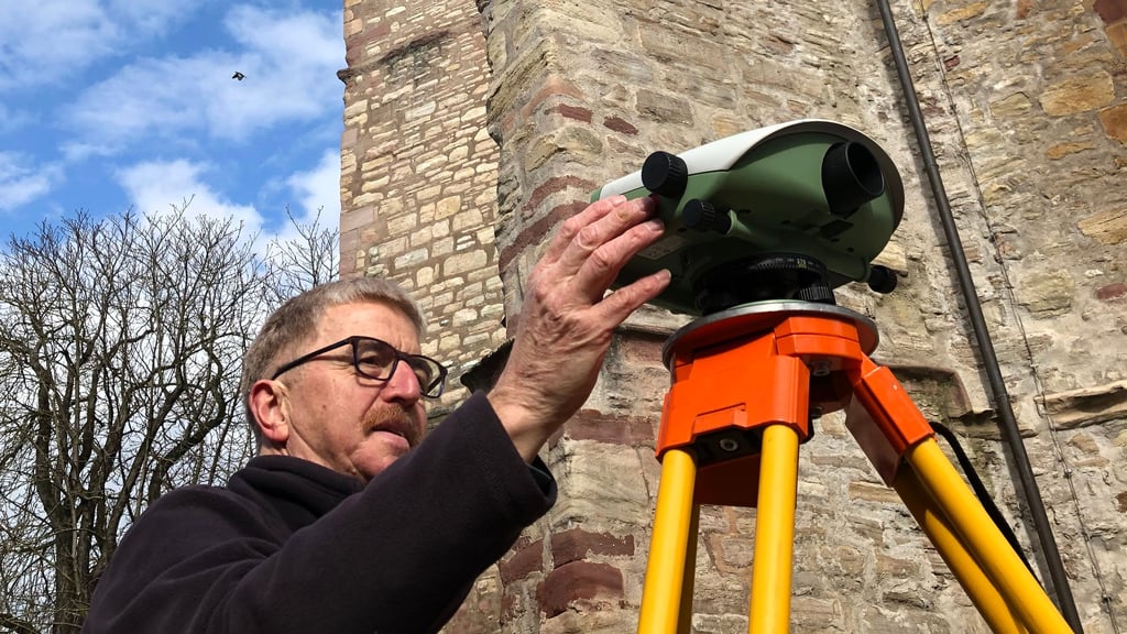 Diplom-Geophysiker Eckhard Lindenau beim Vermessen an der St. Jacobikirche in Sangerhausen.