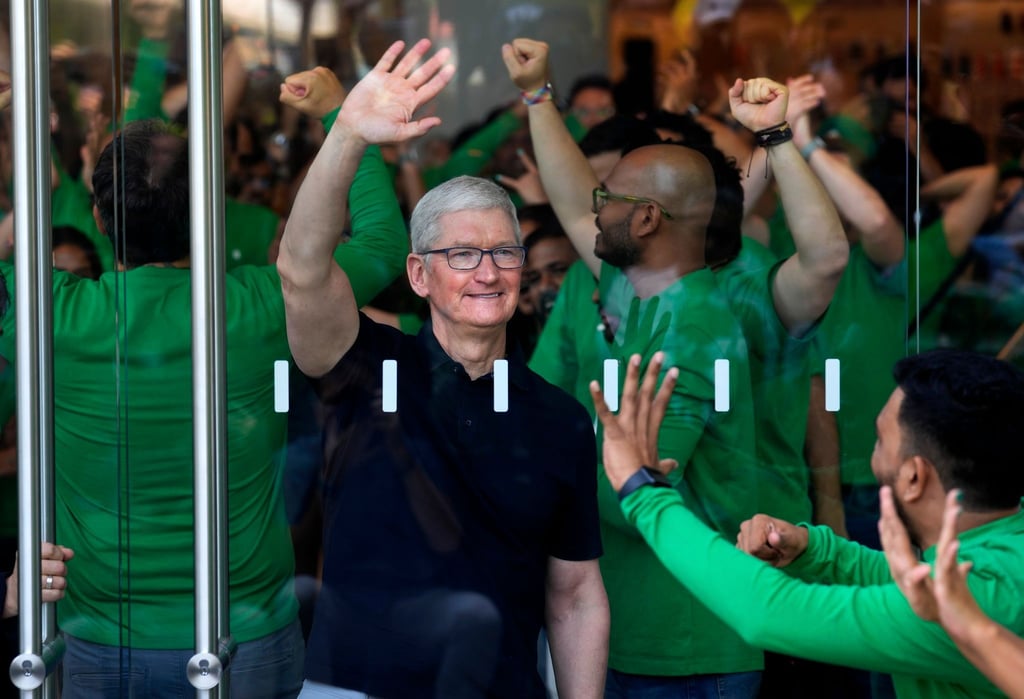 Tim Cook, CEO von Apple, winkt bei der Eröffnung des ersten Flagship-Stores von Apple Inc. in Mumbai.