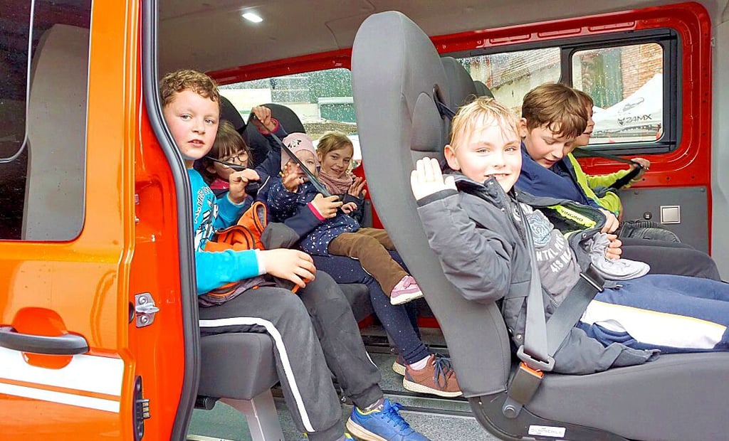 Die ersten, die eine Runde mit dem neuen Mannschaftstransportfahrzeug drehen durften, waren die Dretzeler Kinder.