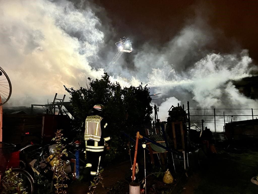 In der Neuen Neustadt in Magdeburg war ein Großaufgebot an Einsatzkräften der Feuerwehr vor Ort, um hohe Flammen zu löschen. Foto: