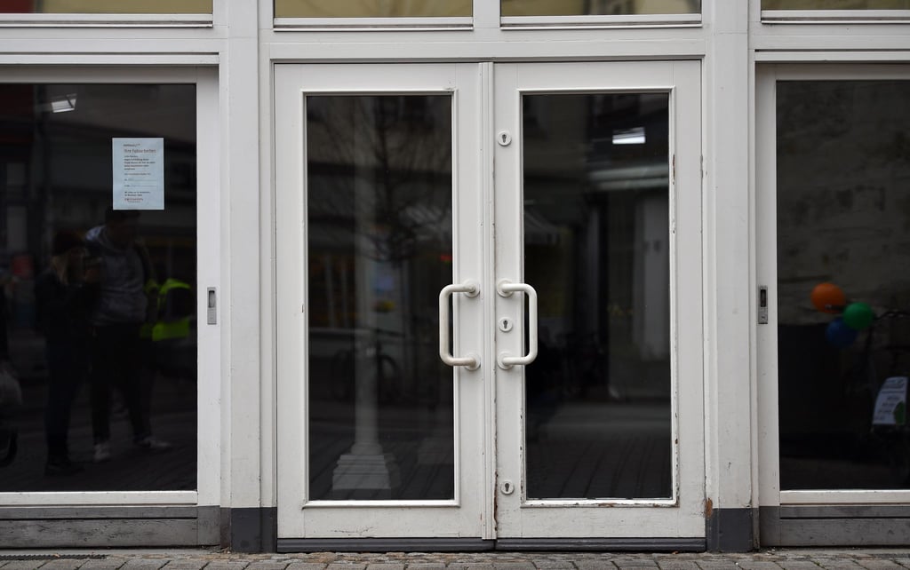 Geschlossen sind die Türen der früheren Filiale eines Drogeriemarktes.