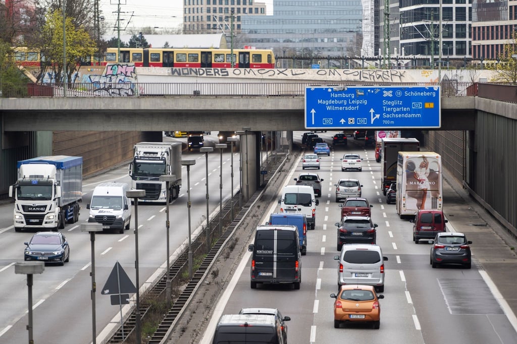 Autos und LKW fahren auf der Stadtautobahn A100.