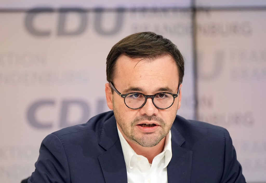 Brandenburgs CDU-Fraktionschef Jan Redmann aufgenommen während einer Pressekonferenz.