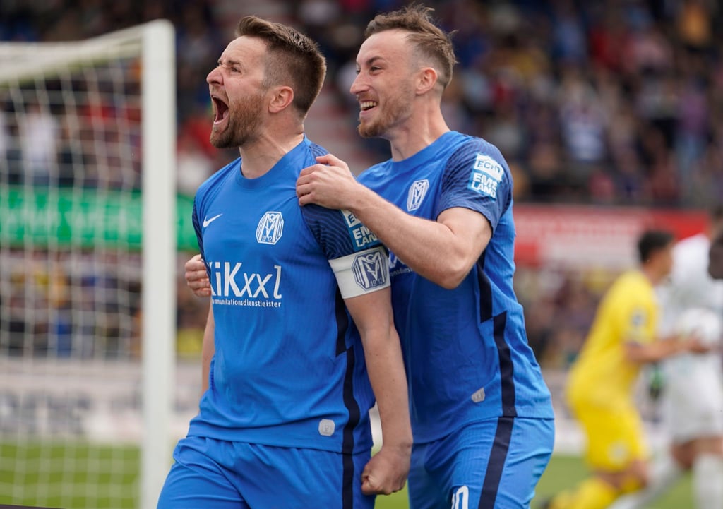 Thilo Leugers (l) und Mike-Steven Bähre vom SV Meppen jubeln nach Leugers 1:0-Treffer.