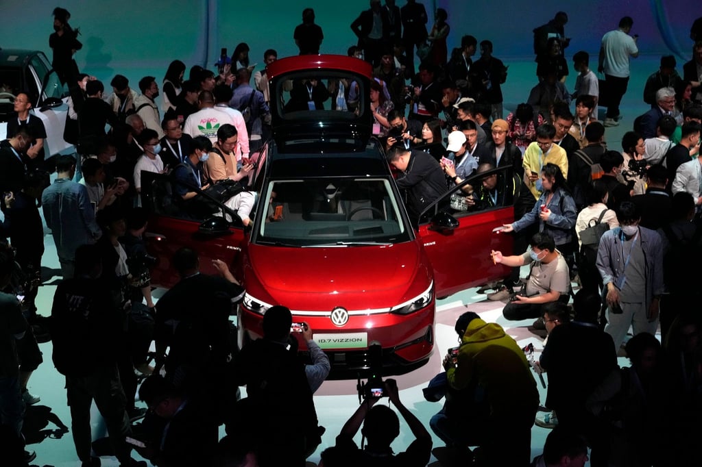 Besucher sehen sich auf der Automesse in Shanghai den Volkswagen ID.7 Vizzion an.