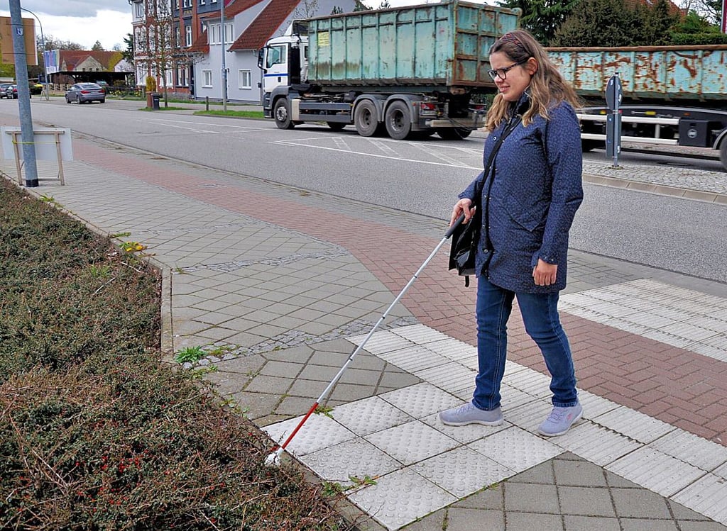 Annemarie Kock überprüft das Blindenleitsystem an der Osterburger Straße in Stendal.