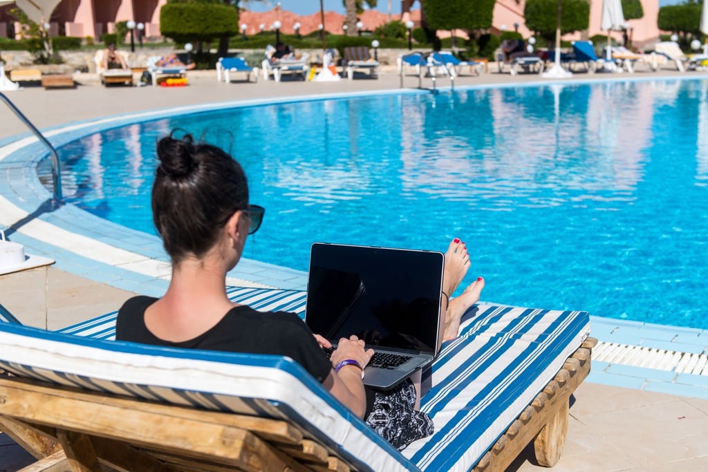 Arbeiten an Urlaubsorten: Das geht bei Workations. Wer sie plant, sollte sich vorab allerdings gut informieren.