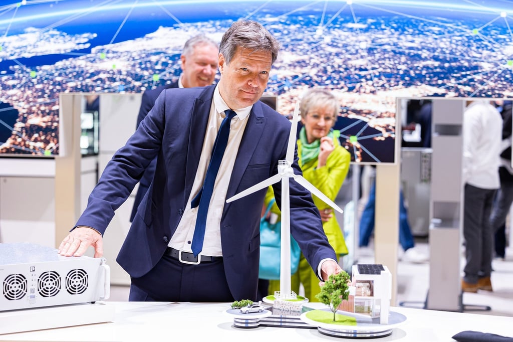 Robert Habeck (Bündnis 90/Die Grünen, 2.v.l), Bundeswirtschaftsminister, steht am Stand von Phoenix Contact auf der Hannoverer Messe.