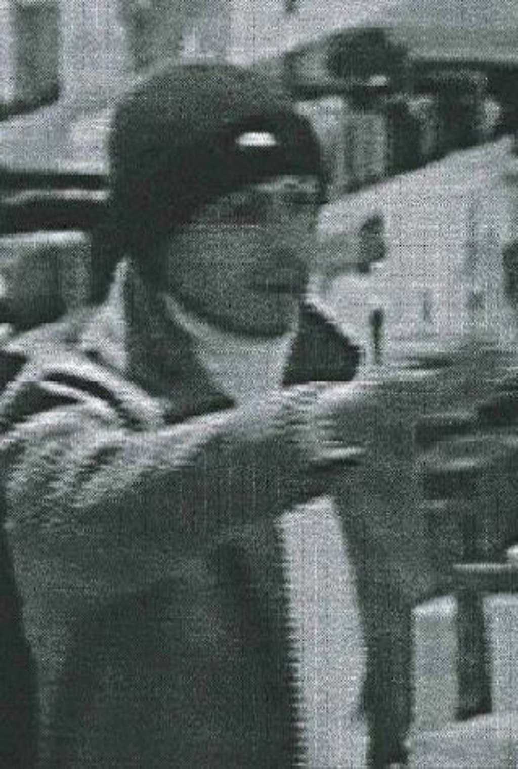 Dieser Mann soll Parfüms aus einem Geschäft in Magdeburg gestohlen haben.