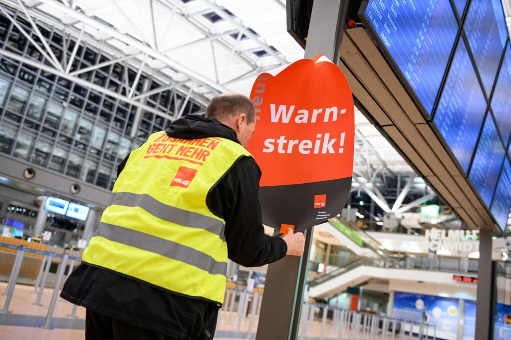 Im Zusammenhang mit dem Streik ist mit längeren Wartezeiten bis hin zu Flugausfällen oder -streichungen zu rechnen.